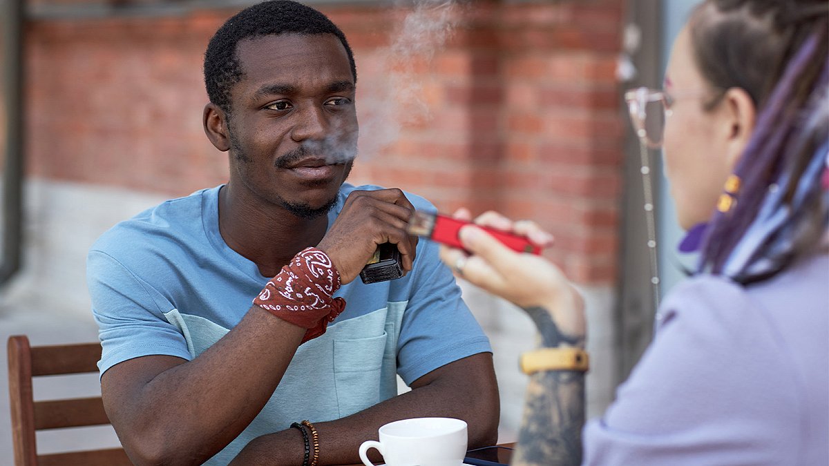 Vapoter lors d'un date, est-ce séduisant ?